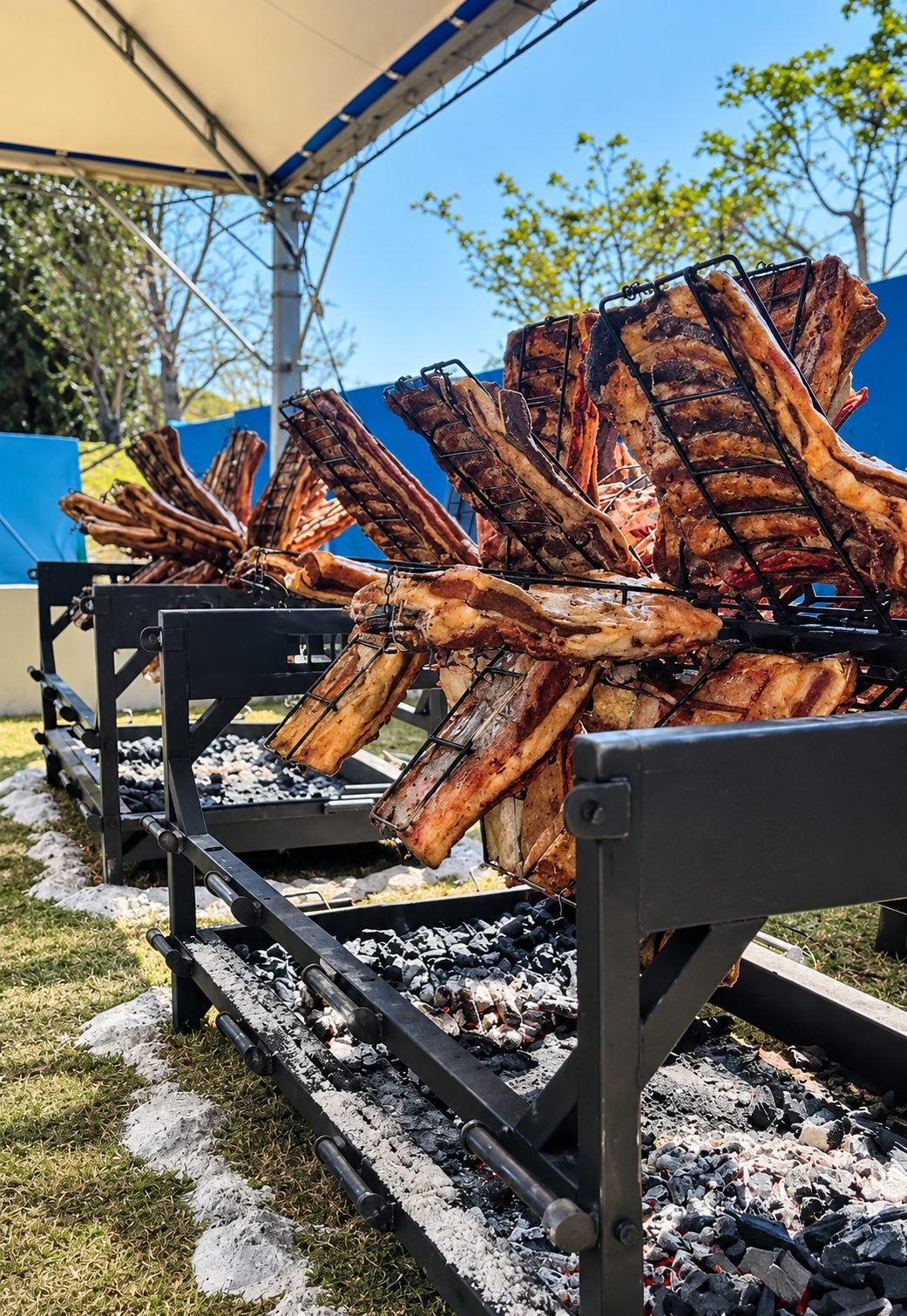 Costelas assando na brasa em churrasco ao ar livre